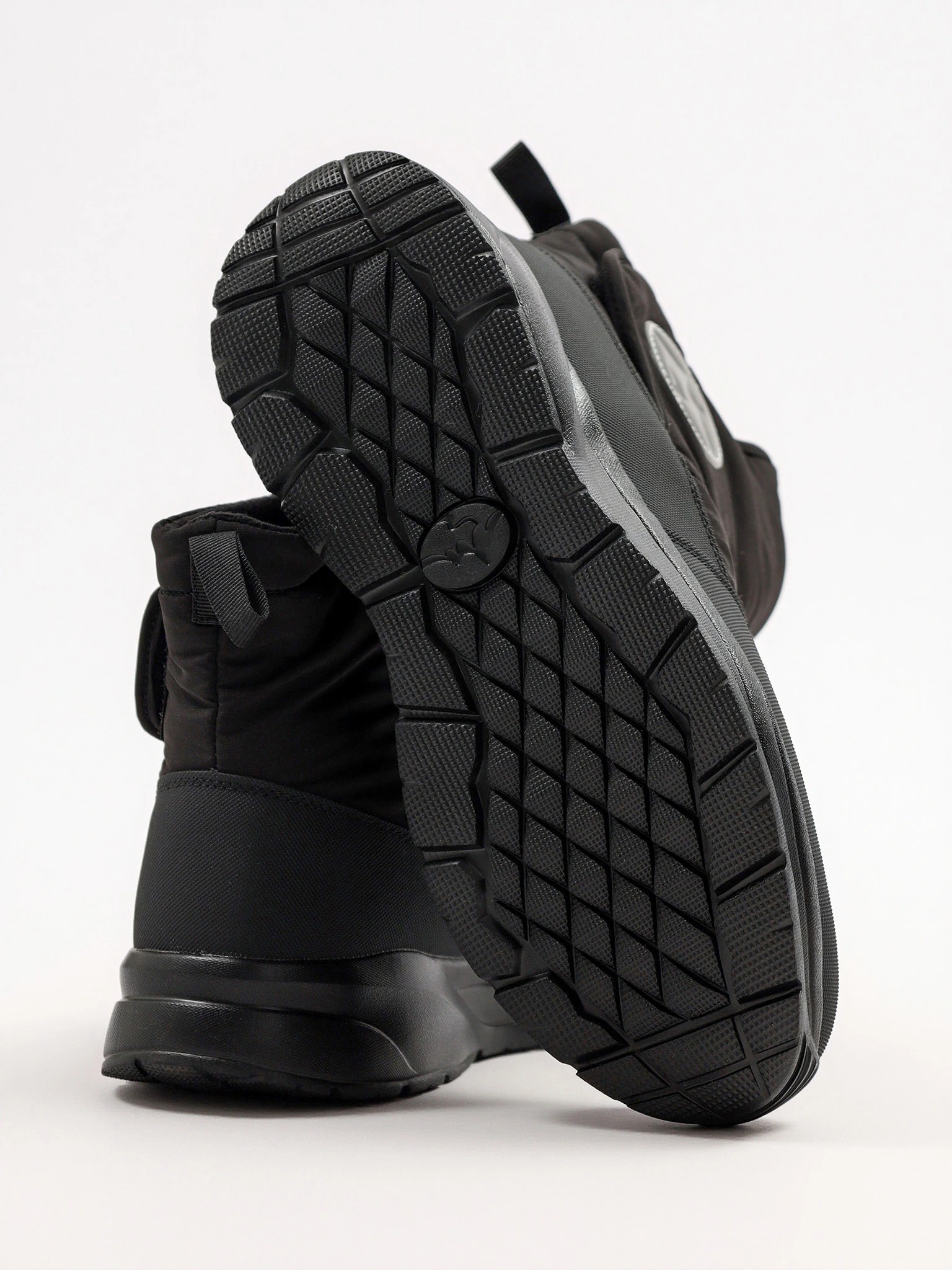 Дутики текстильные черного цвета на средней подошве